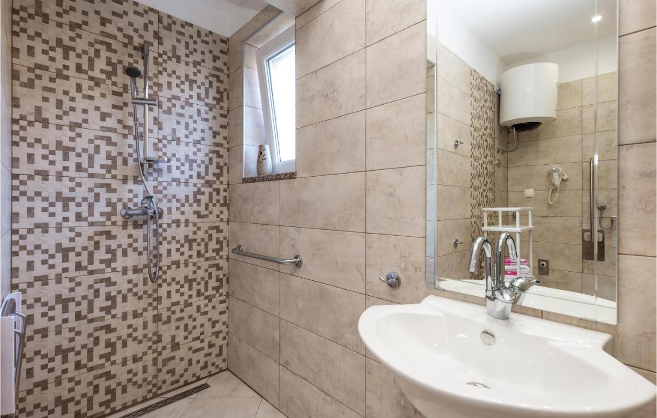 Nice Apartment In Rukavac With Kitchen ภายนอก รูปภาพ