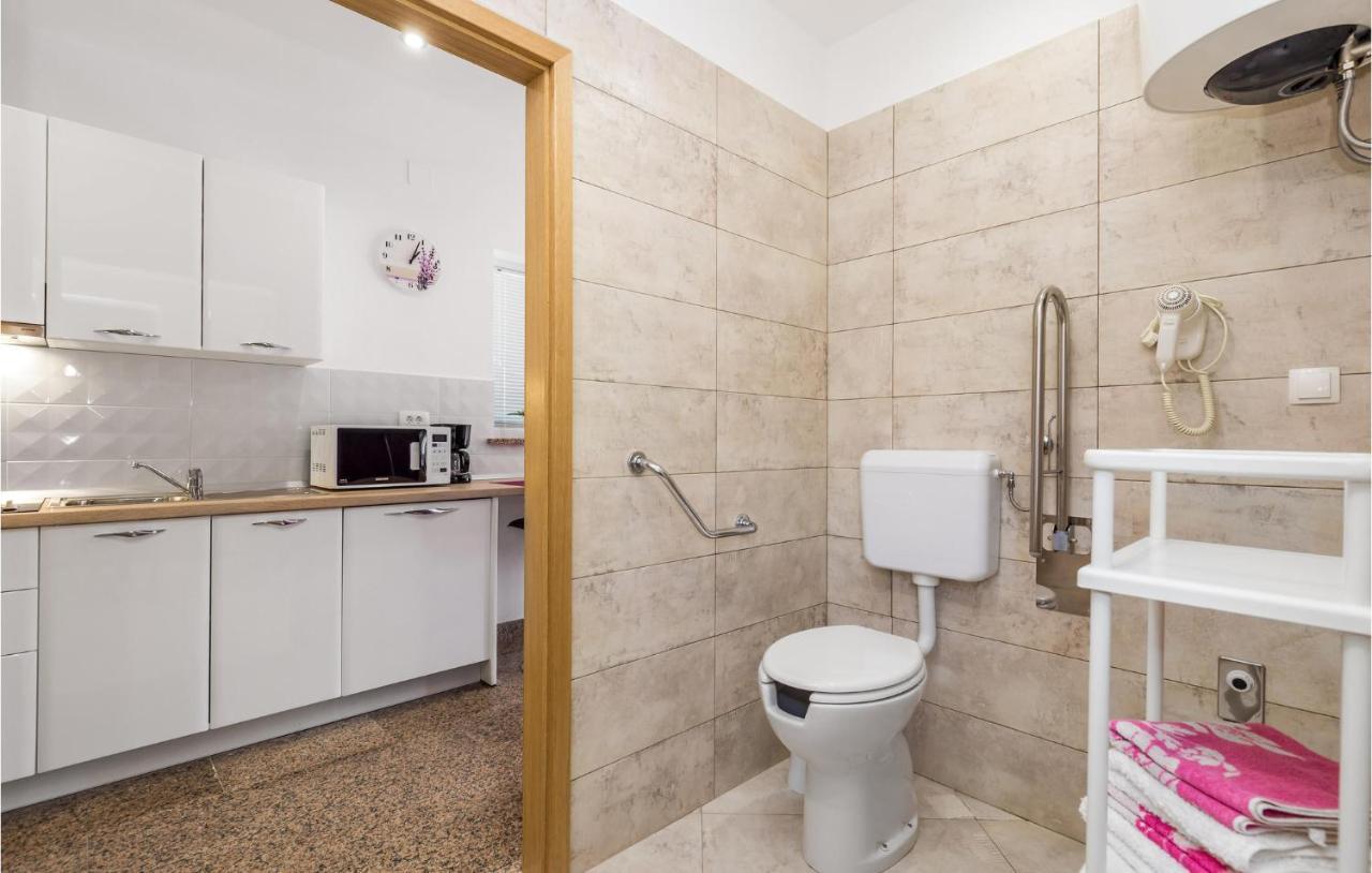 Nice Apartment In Rukavac With Kitchen ภายนอก รูปภาพ